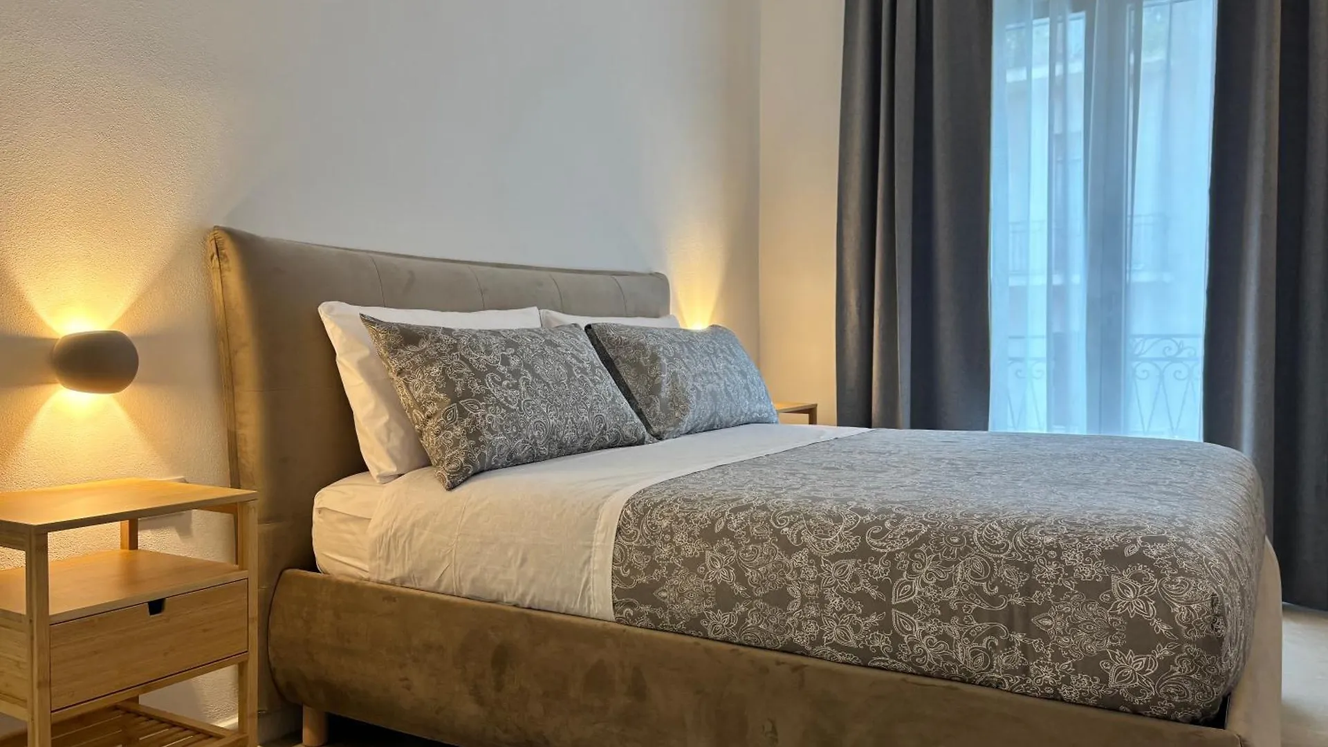 Historic Central Balcony Rooms & Apartment On Via Maqueda باليرمو 0*,  إيطاليا