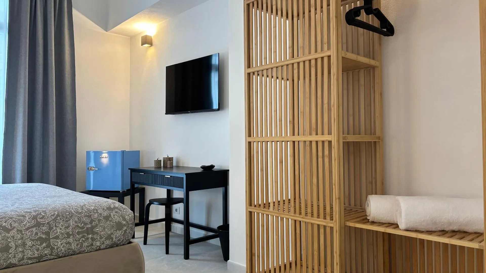 Historic Central Balcony Rooms & Apartment On Via Maqueda باليرمو منزل للإقامة