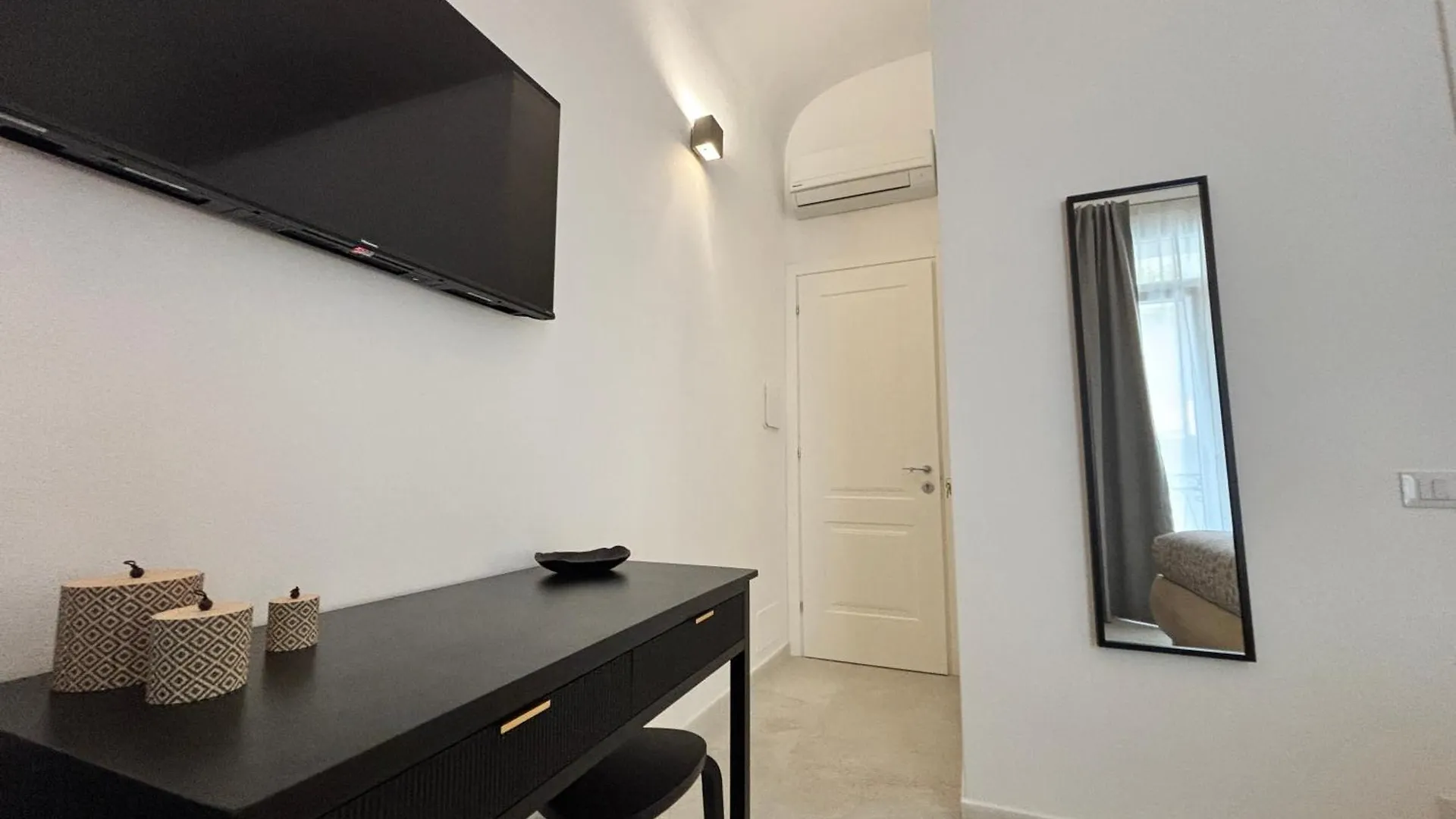 Historic Central Balcony Rooms & Apartment On Via Maqueda باليرمو منزل للإقامة