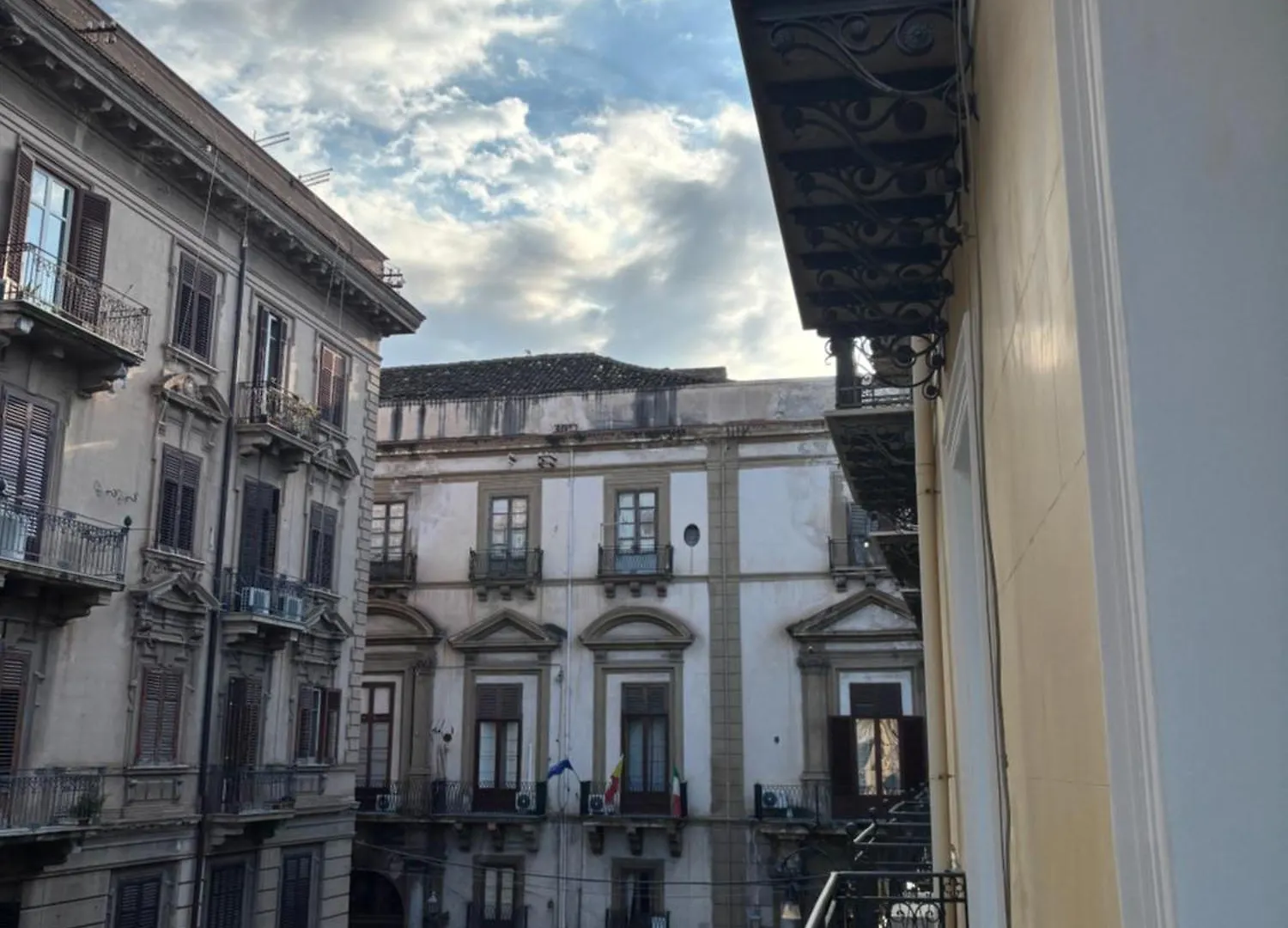 Historic Central Balcony Rooms & Apartment On Via Maqueda باليرمو