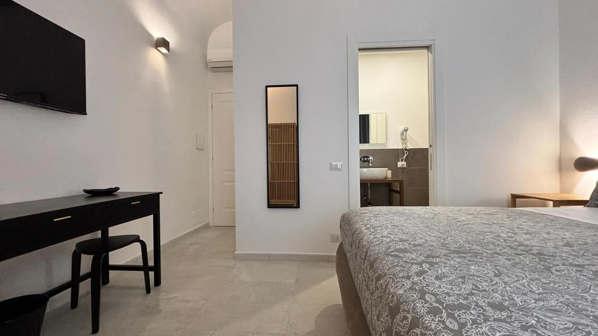 Historic Central Balcony Rooms & Apartment On Via Maqueda باليرمو