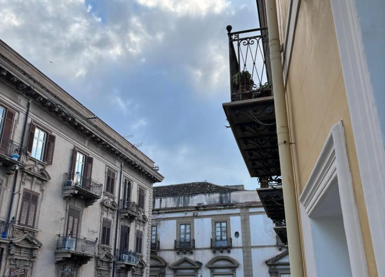 Historic Central Balcony Rooms & Apartment On Via Maqueda باليرمو