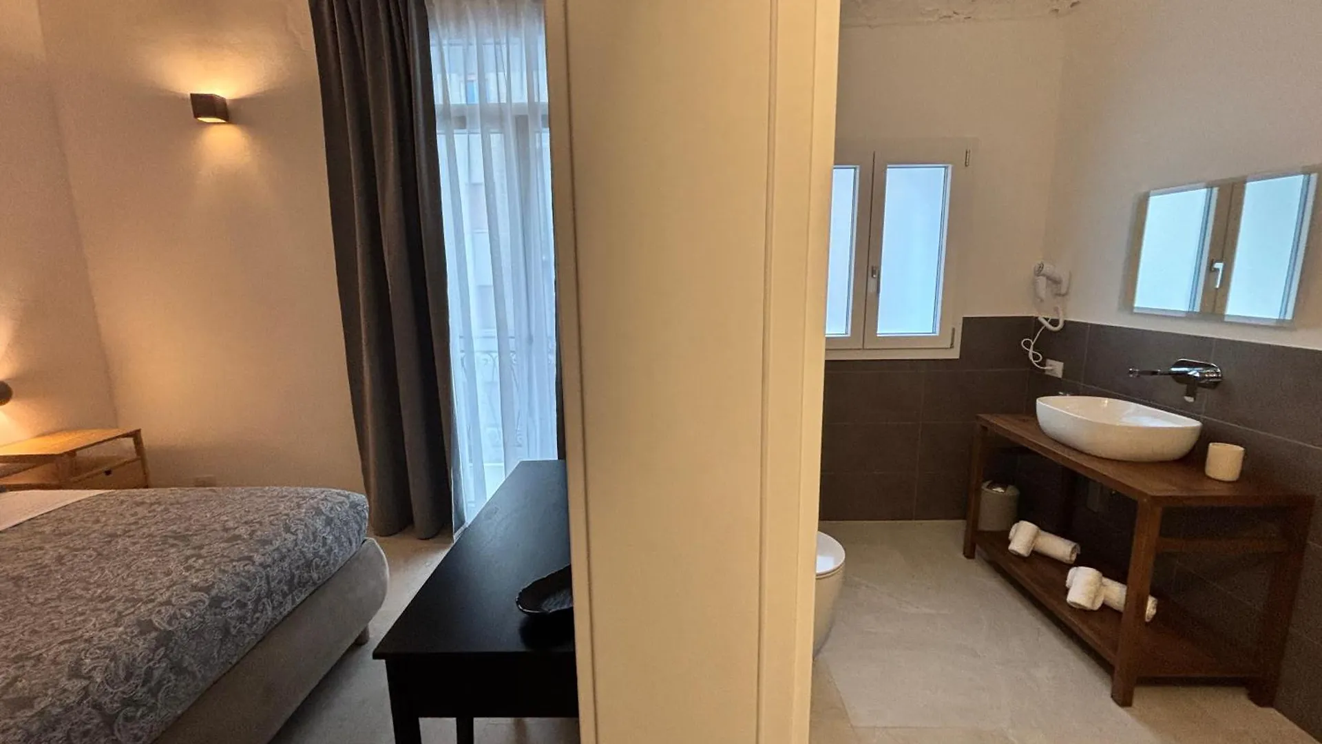 Historic Central Balcony Rooms & Apartment On Via Maqueda باليرمو منزل للإقامة