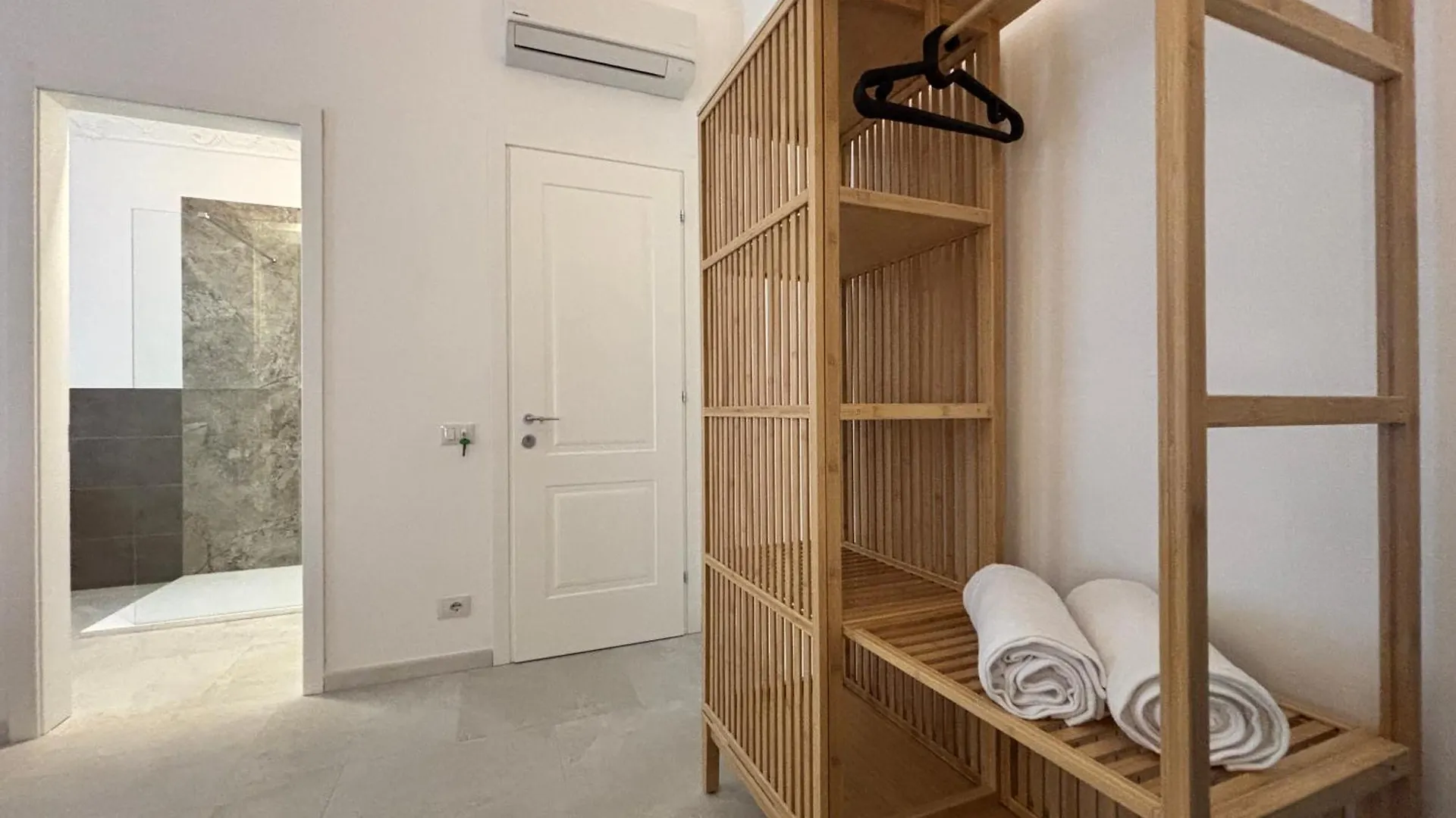 Historic Central Balcony Rooms & Apartment On Via Maqueda باليرمو 0*,