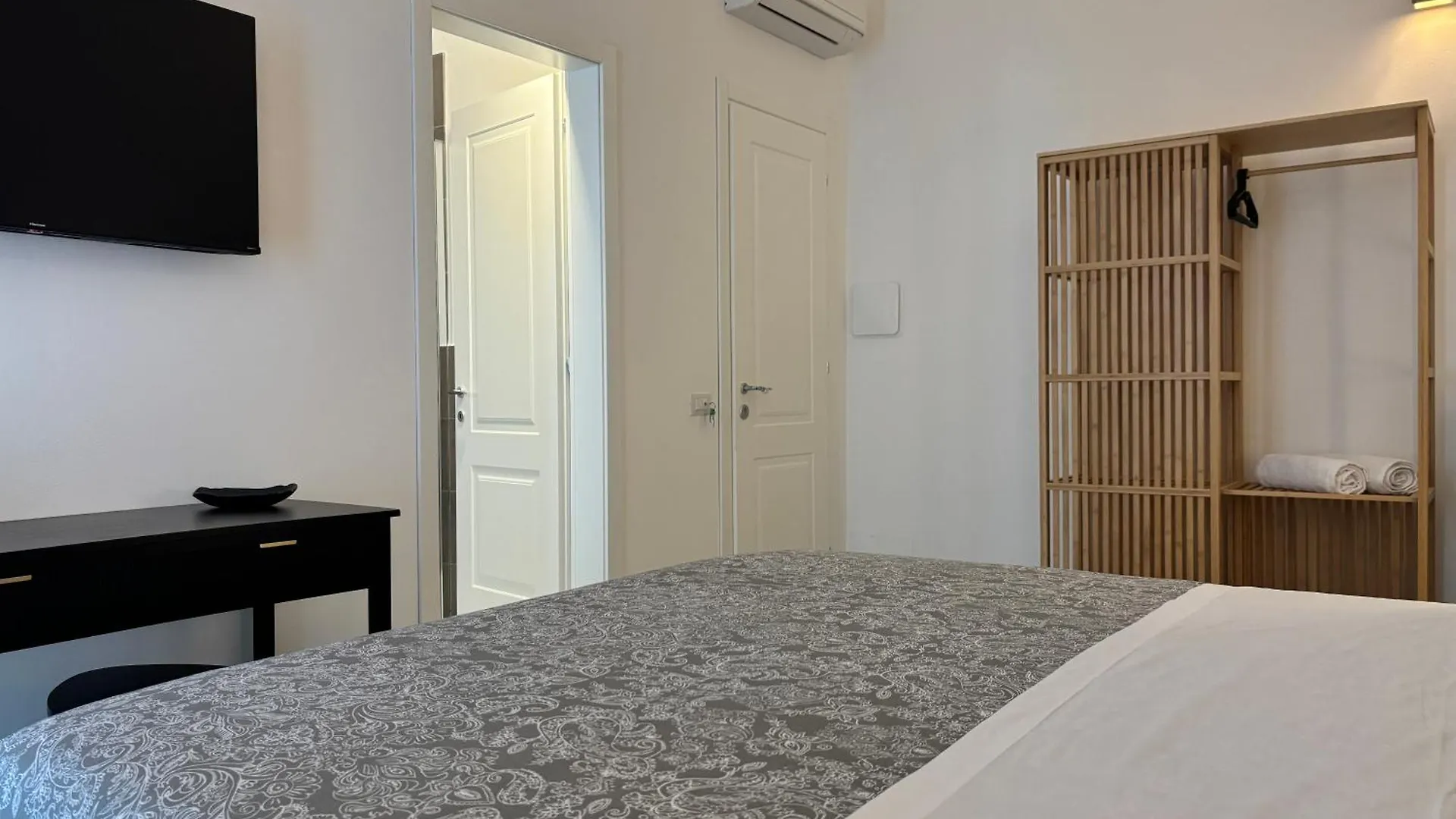 Historic Central Balcony Rooms & Apartment On Via Maqueda باليرمو منزل للإقامة