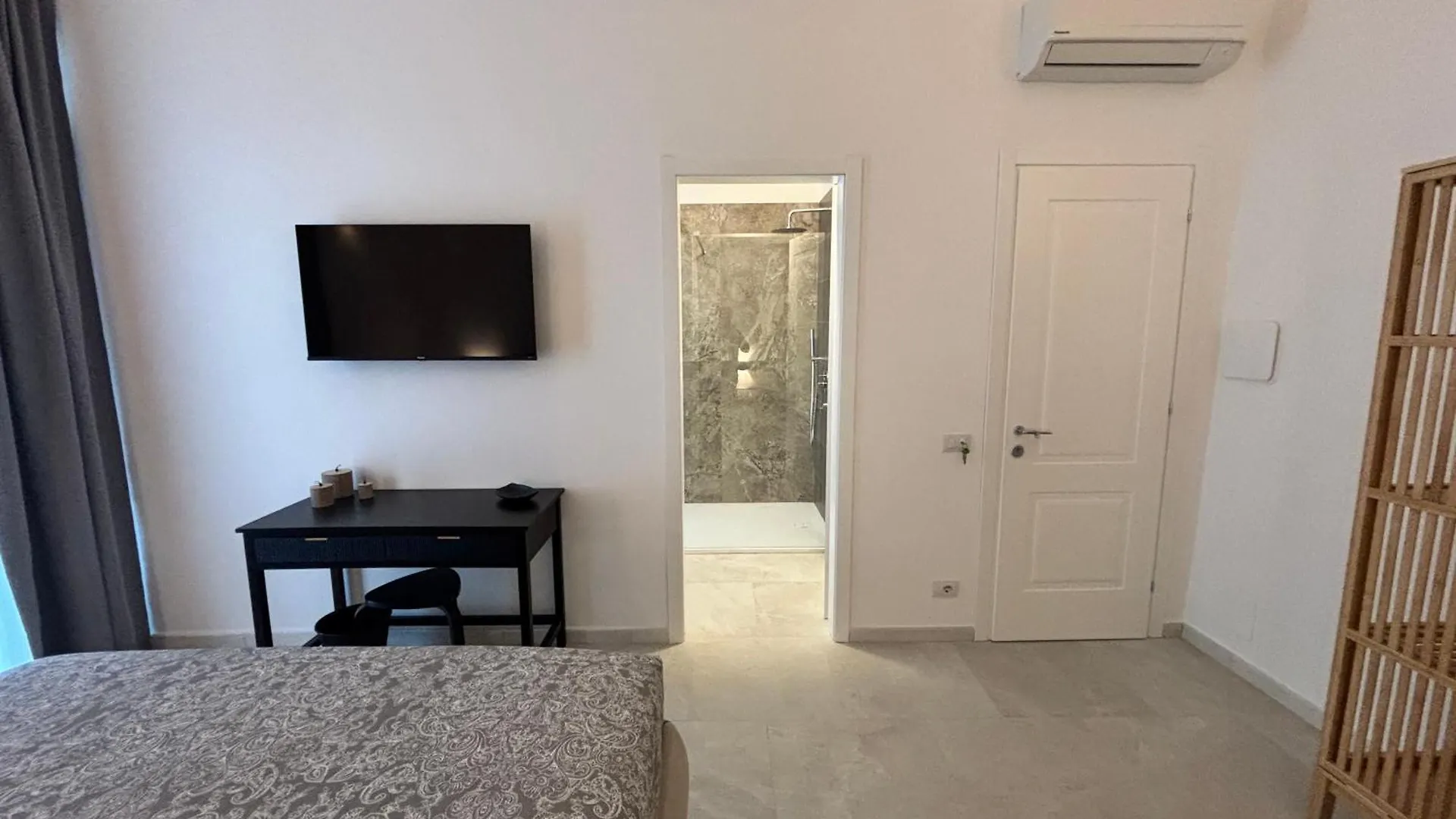 Historic Central Balcony Rooms & Apartment On Via Maqueda باليرمو منزل للإقامة