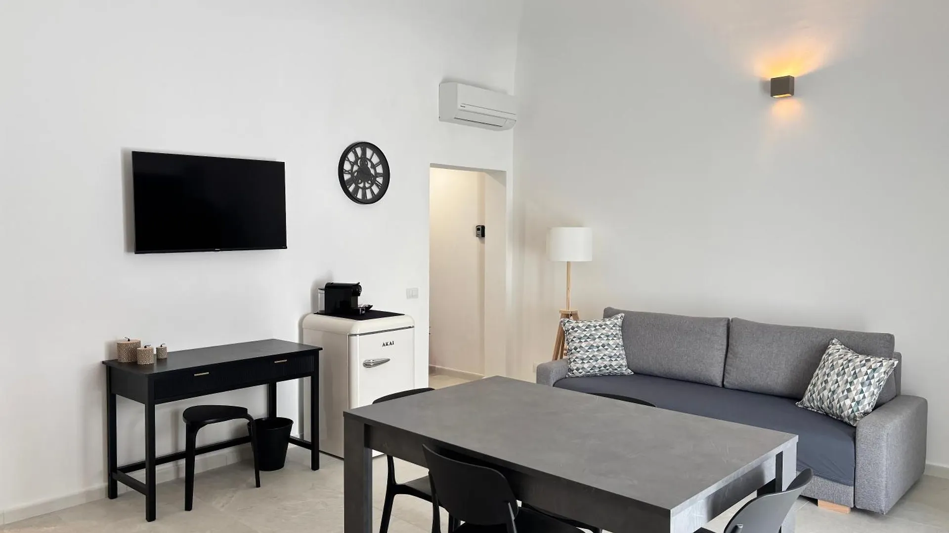 Historic Central Balcony Rooms & Apartment On Via Maqueda باليرمو منزل للإقامة