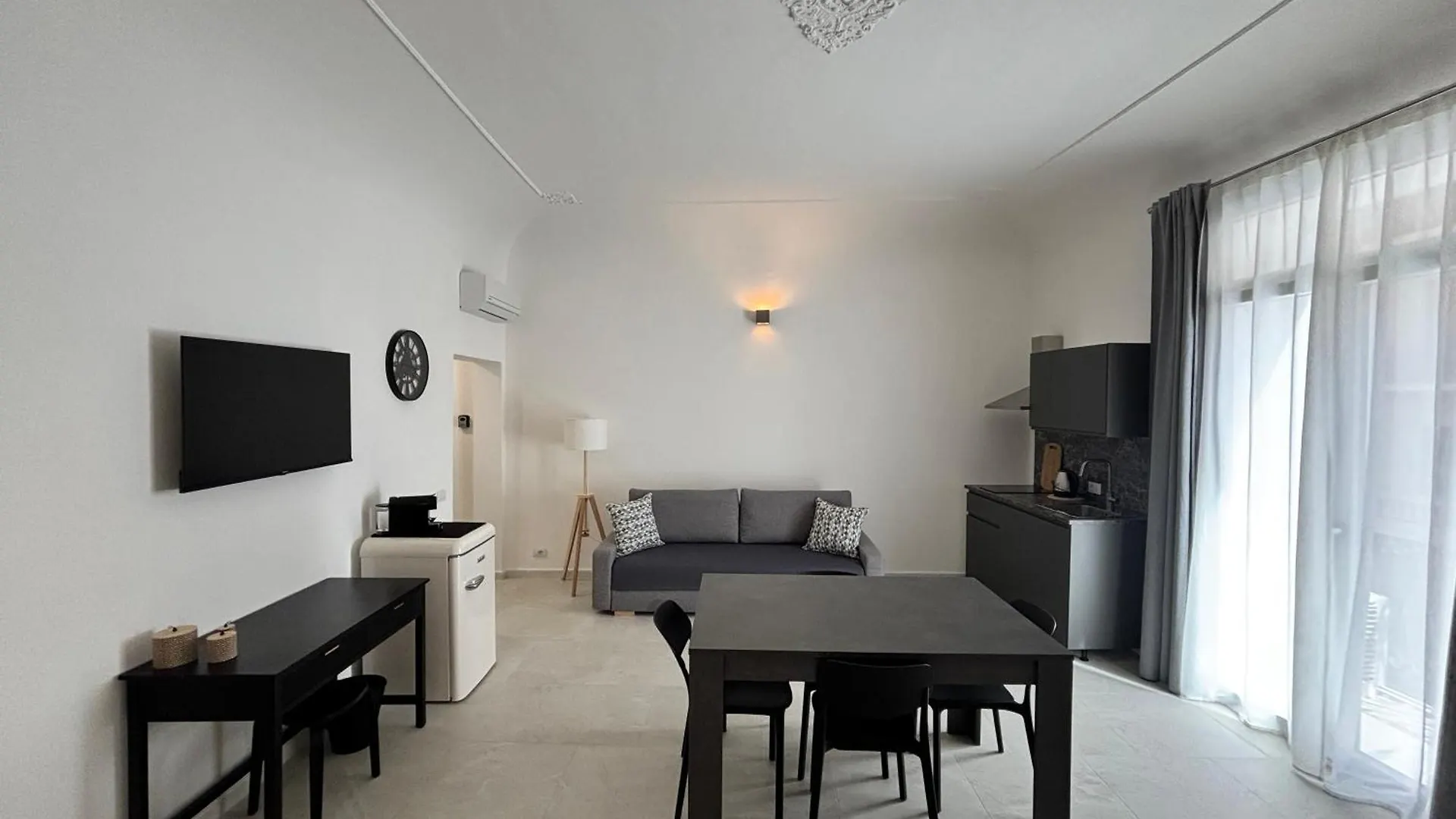 Historic Central Balcony Rooms & Apartment On Via Maqueda باليرمو